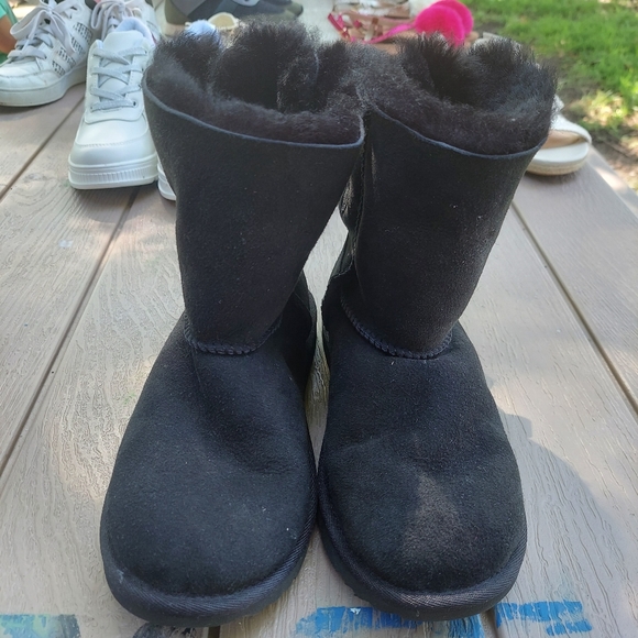 Worn 2 times girls size 4 UGG boots - Picture 3 of 5